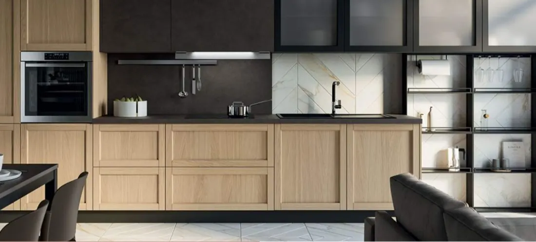 Cucina in rovere con ante a telaio e vetrine scure