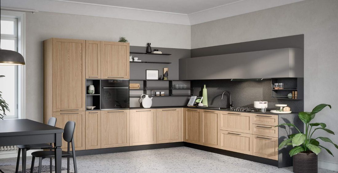 Cucina ad angolo in rovere a telaio con pensili grigi