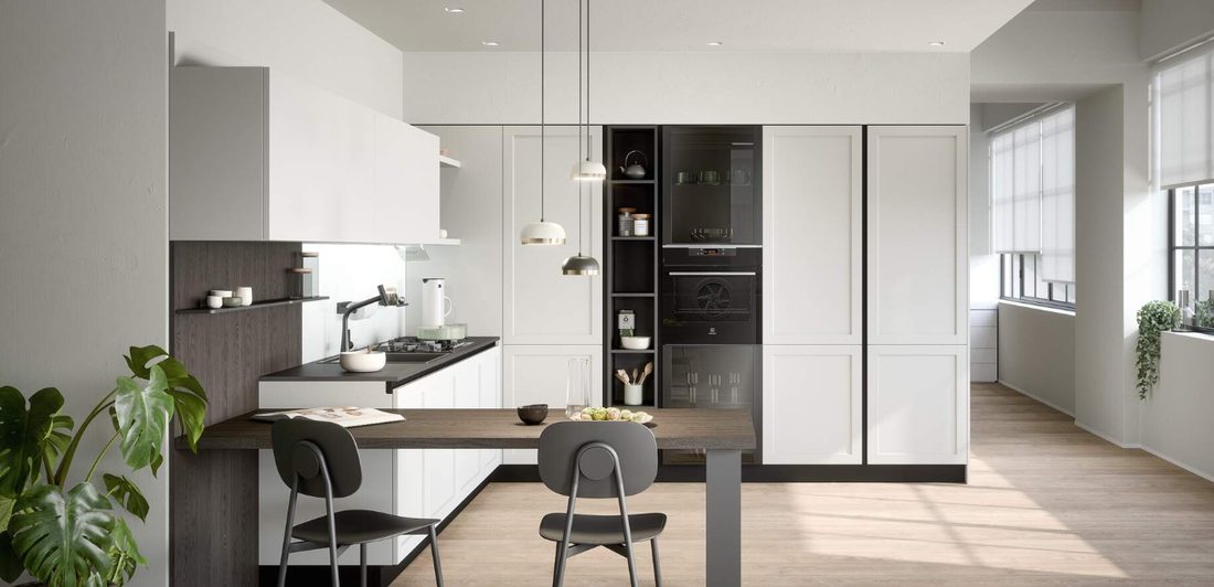 Cucina bianca con penisola in legno scuro