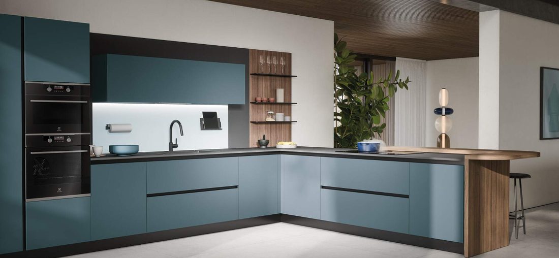 Cucina ad angolo blu petrolio con penisola in legno