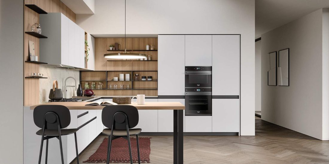 Cucina bianca con penisola in rovere