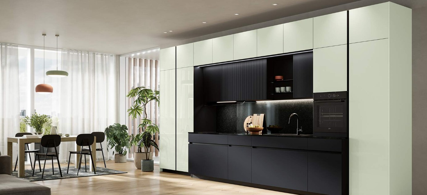 Cucina su misura con colonne verde salvia, basi nere opache e pensili neri cannettati in un living open space, progetto Home Sweet Home Roma